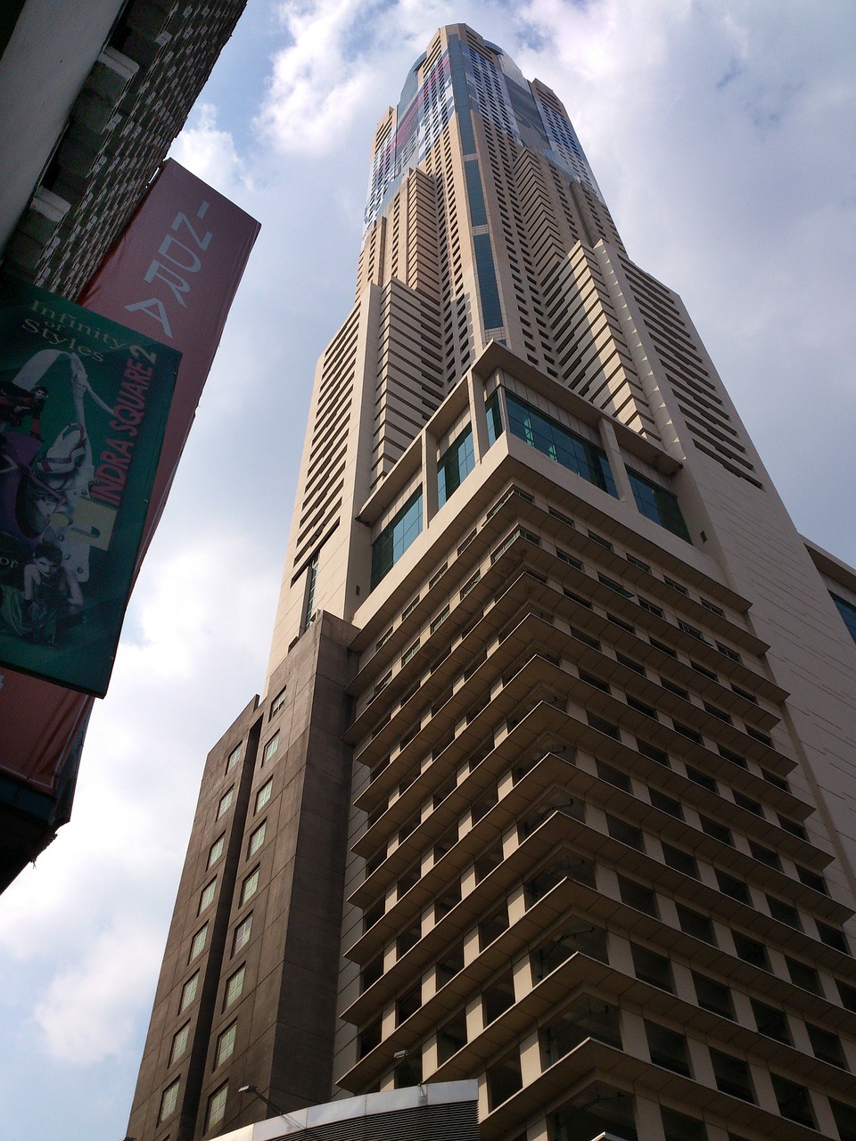 華遠(yuǎn)地產(chǎn)四月份股票行情深度解析及市場(chǎng)觀察